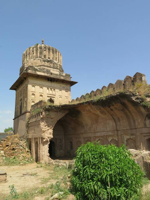 Zříceniny na (polo)ostrově.