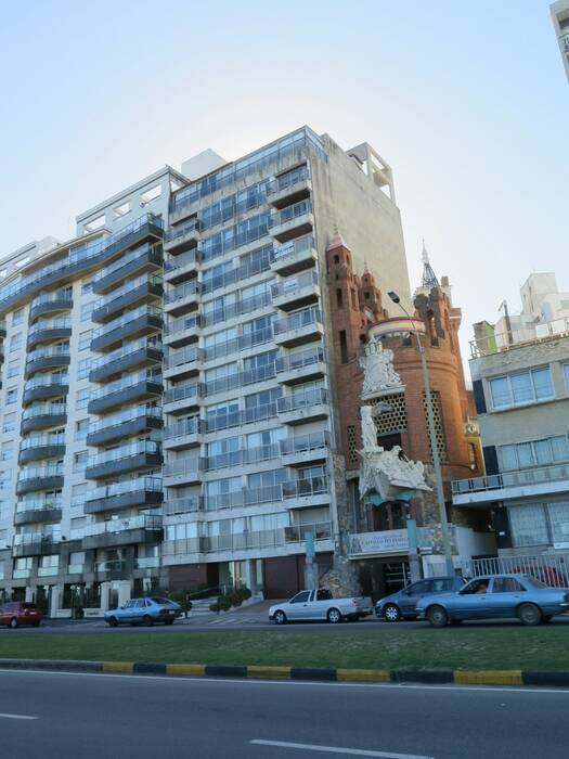 Stará část města trochu bojuje s moderní výstavbou.