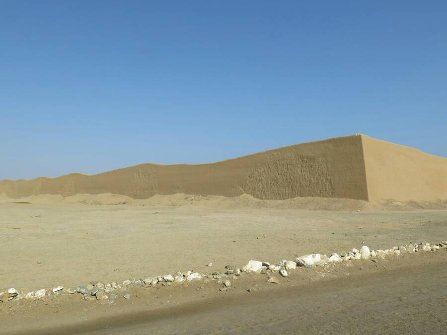 Chan Chan a mohutné hradby.