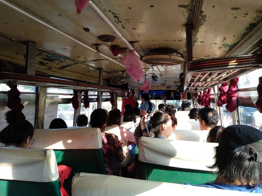 Místo klimatizace máme dveře zajištěné gumicukem.