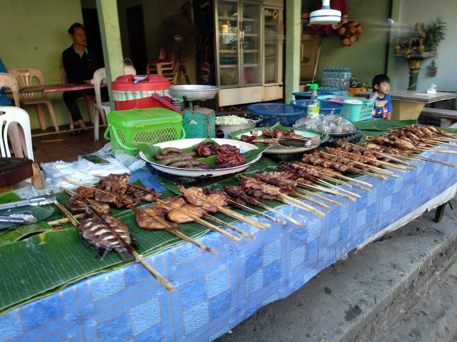 Luang Prabang a všudypřítomné jídelní stánky! Luang Prabang a všudypřítomné jídelní stánky!