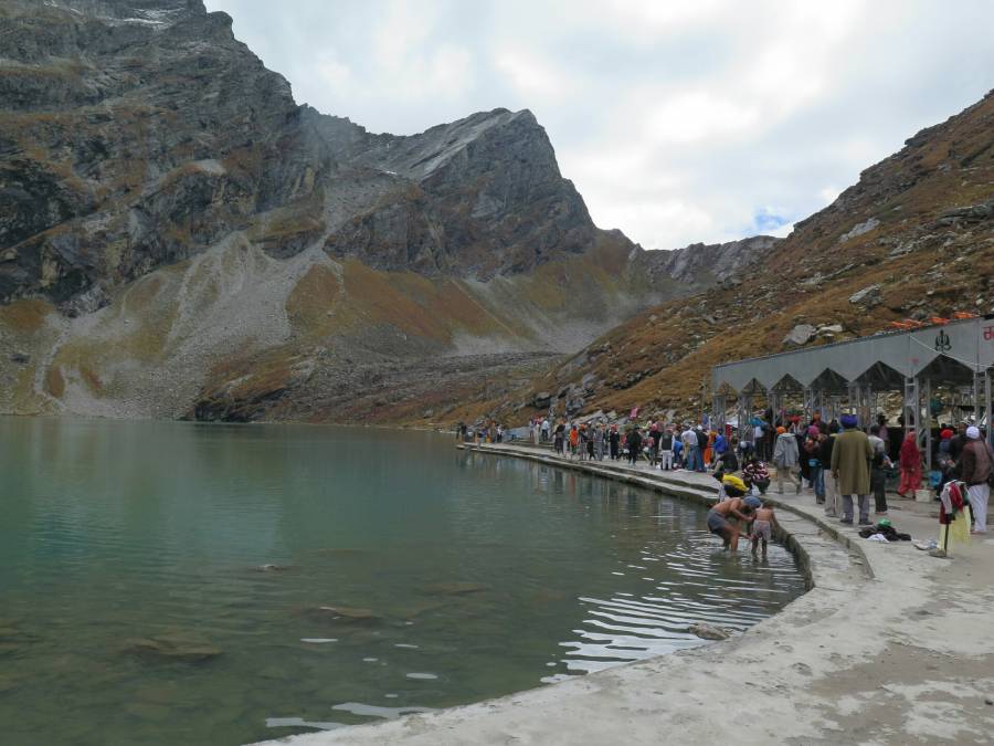 Posvátné jezero Hemkund.