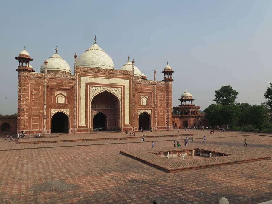 Taj Mahal není v areálu jediný.