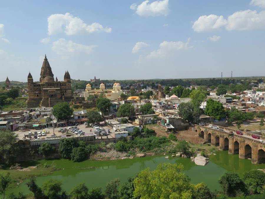 Orchha, uprostřed nejvyšší chrám Chaterbuj.