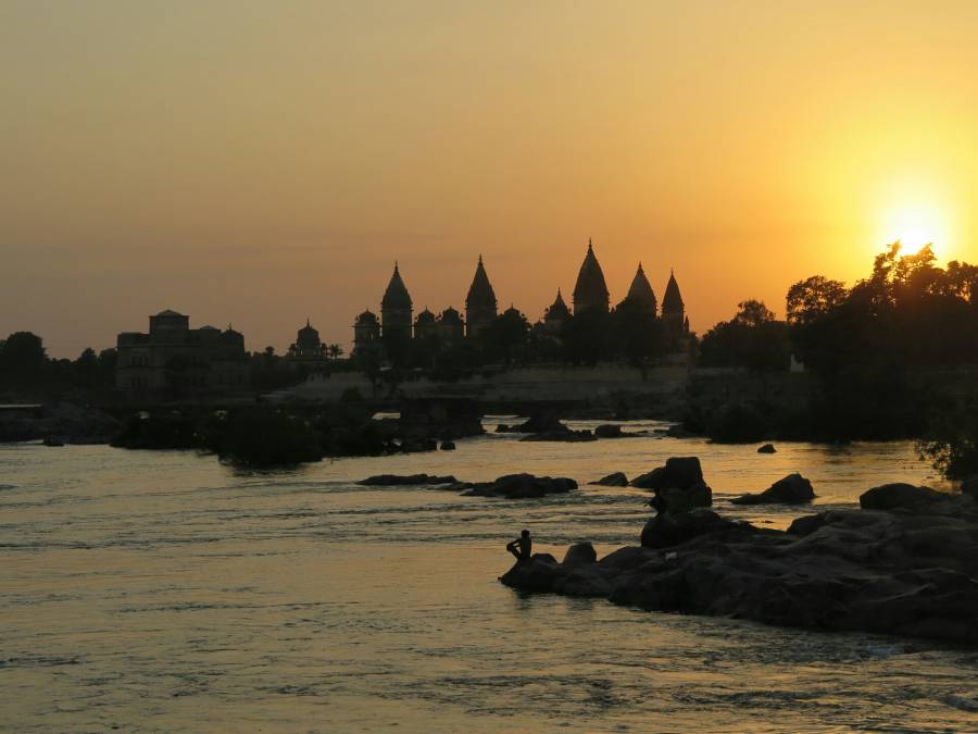 Řeka Betwa a paláce Chhatris.