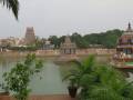 I v Chennai jsou chrámy: jezero Mylapore a vzadu chrám Kapaleeswarar.