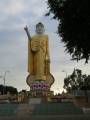 Budha bící mad městem ve dne v noci.