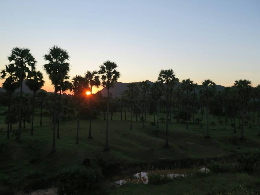 Vlakem směr Yangon.