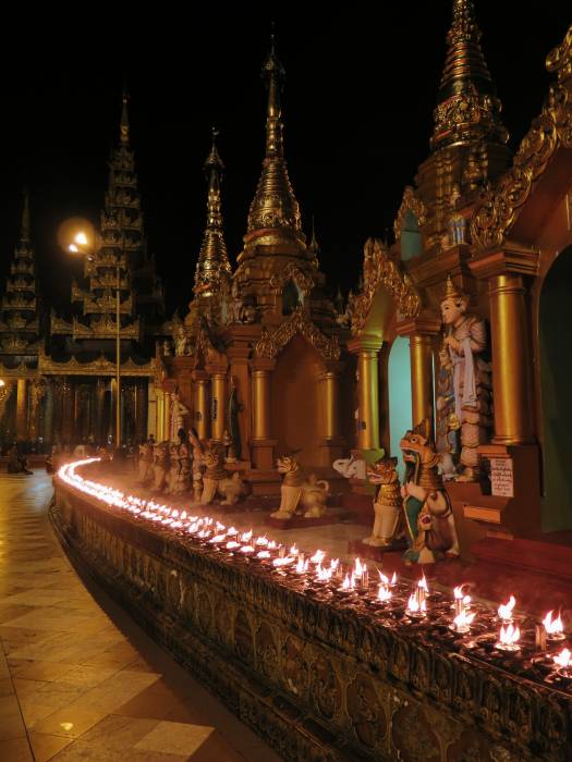 Večerní rituály s olejovými lampami, Shwedagon Paya.