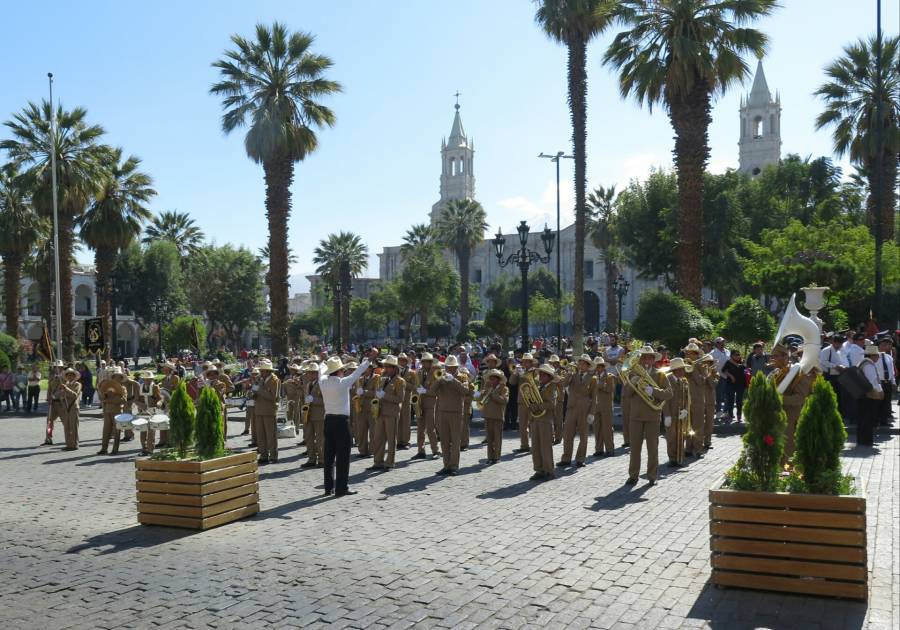 Jako v Bolívii, i tady se hraje a pochoduje.