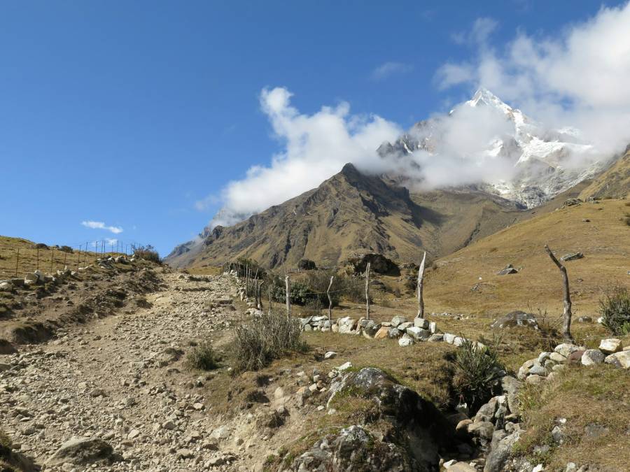 Hora Tukarway (5928 m) na druhé straně sedla.