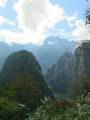 Pohled do údolí z Machu Picchu.