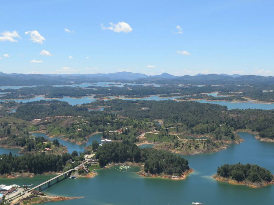 Výhled na jezero/rezervoár Embalse Del Peňol.