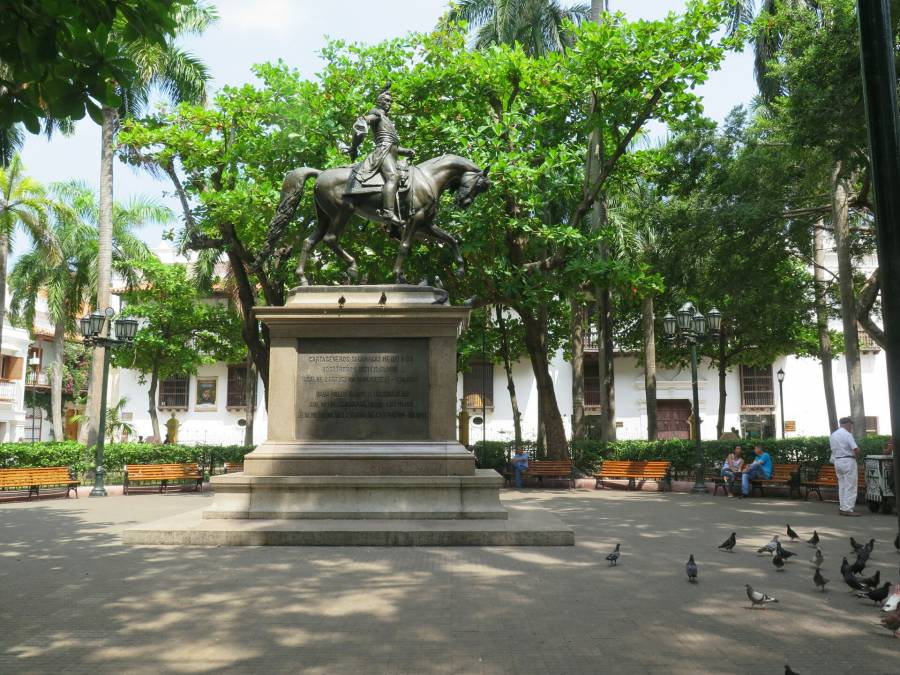 Socha Simona Bolivara a stejnojmenný park.